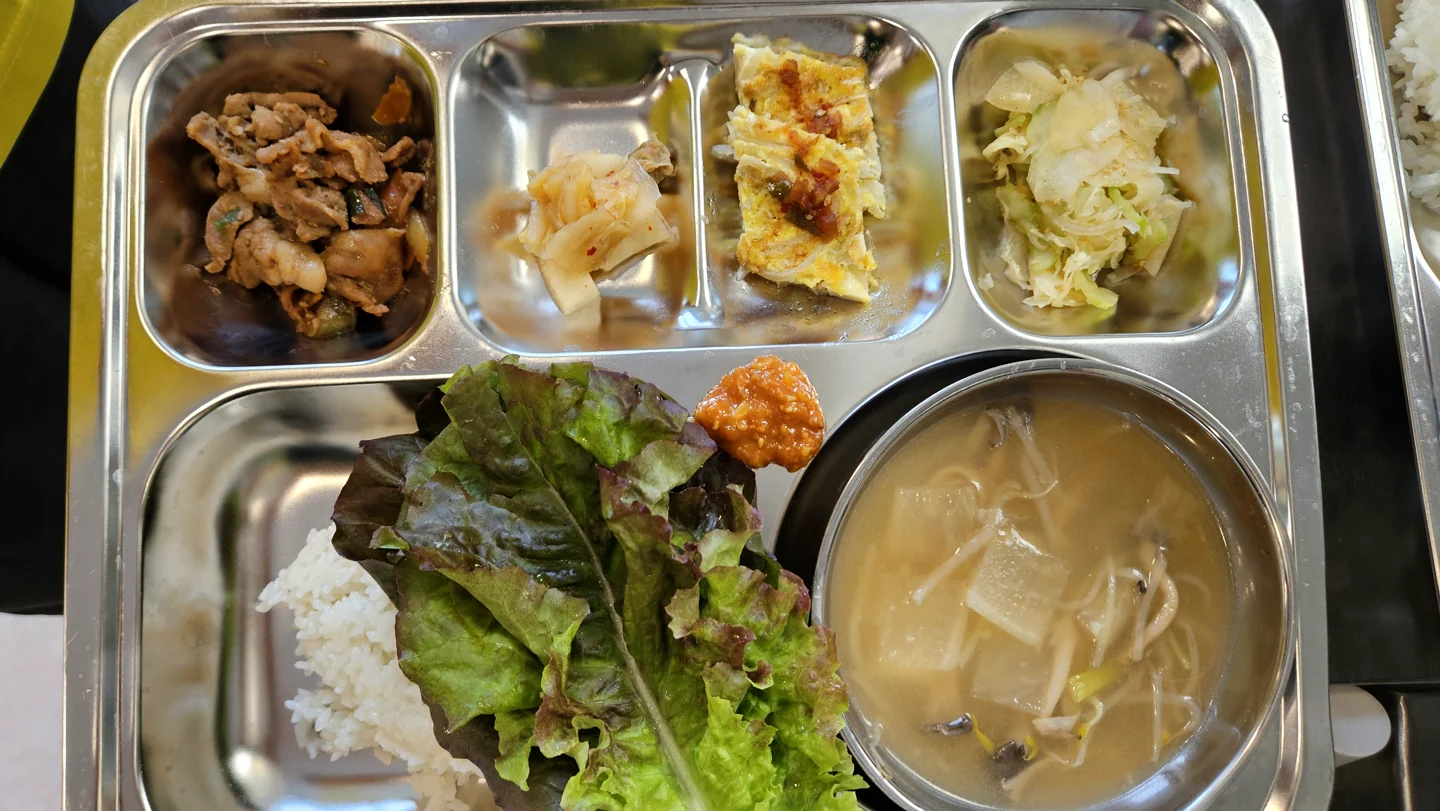 고기와 전, 채소반찬이 함께 담긴 센터 식사