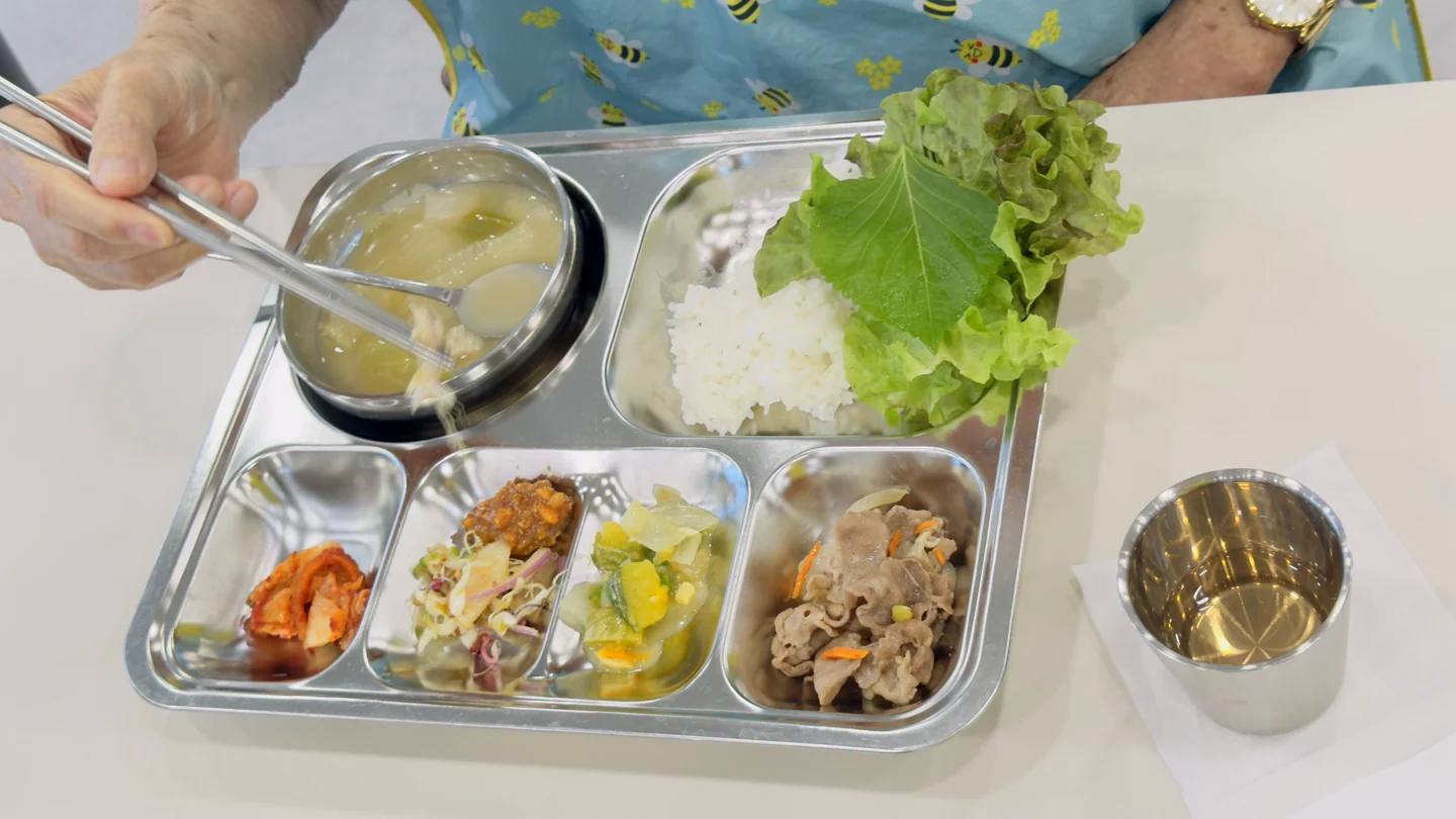 센터에서 실제 준비한 고기반찬과 쌈채소, 밥과 국이 담긴 식사