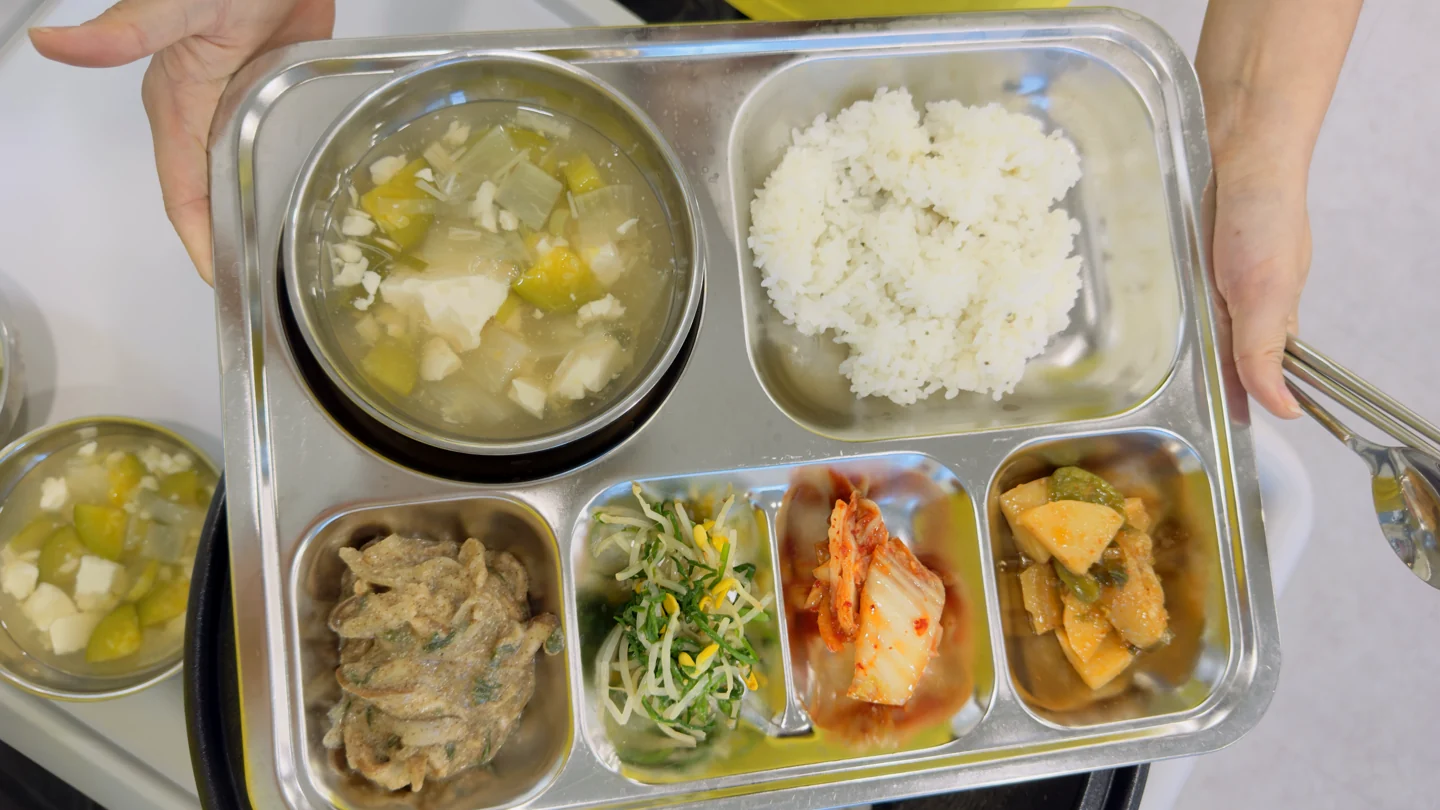 전과 나물, 국과 밥이 담긴 센터의 실제 식사